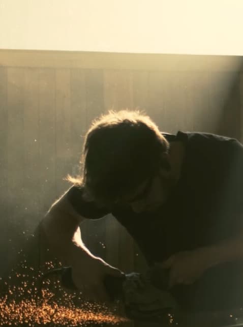 Maxence Gracz meulant une pièce à l’atelier