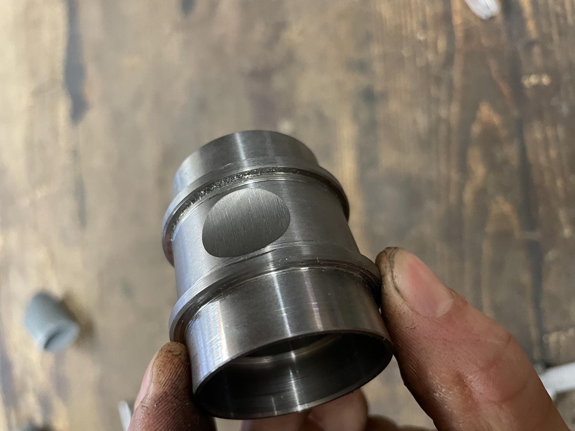 Pièce cylindrique tournée, avec perçage latéral, tenue en main